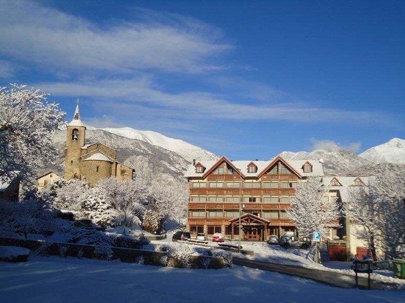 Hotel La Morera Valencia D'Aneu Exterior photo